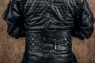 Kép Ragnar jelmez bőrmellény láncpánttal és ing alatt, karkötők, nadrágok, csizmák cosplay